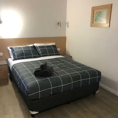 Latitude20 Cattrall Park Motel Karratha Extérieur photo